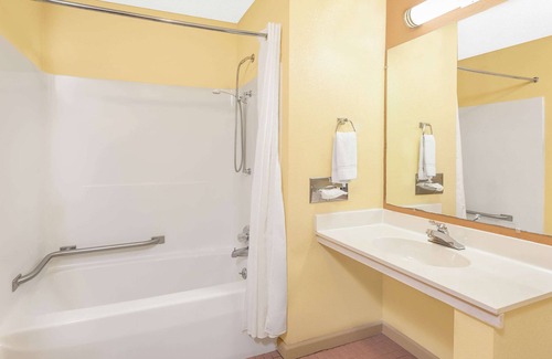 Portage Hotel | Days Inn & Suites by Wyndham Kalamazoo