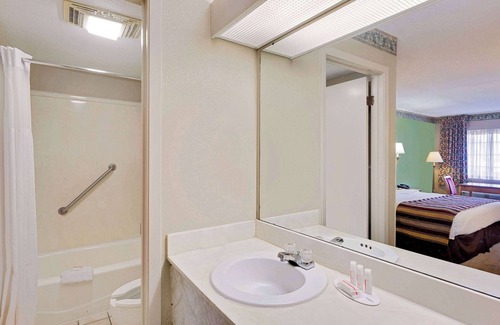 Starkville Hotel | Days Inn & Suites by Wyndham Starkville