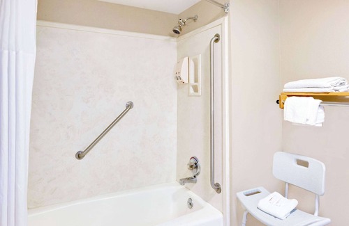 Starkville Hotel | Days Inn & Suites by Wyndham Starkville