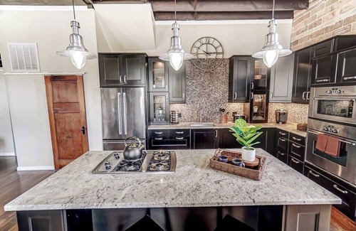 Dayton Haus | Dayton Loft close to DT, Oregon, UD (Sleeps 6)