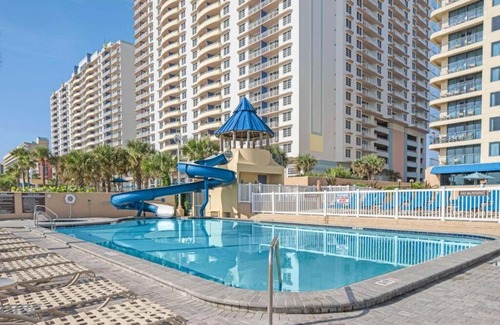 Daytona Beach Hotel | Daytona's Best Kept Secret! Full Kitchen, Outdoor Pool, Free Parking!