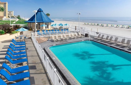 Daytona Beach Hotel | Daytona's Best Kept Secret! Full Kitchen, Outdoor Pool, Free Parking!