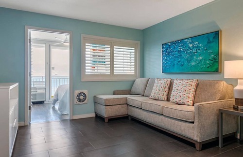 Daytona Beach Shores Resort | đ´ Daytona Seabreeze ⨠Experience Paradise in a1 Bedroom - Sleeps 4!