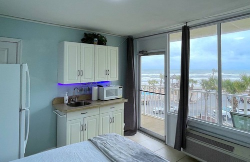 Bostwick Park Eigentumswohnung | Dazzling Daytona Beach Ocean Front View & Balcony-8