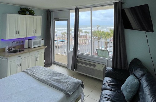 Bostwick Park Eigentumswohnung | Dazzling Daytona Beach Ocean Front View & Balcony-8