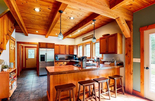 Kingfield Haus | Dazzling dog-friendly lodge with stunning views, a game room & hot tub