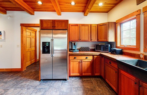 Kingfield Haus | Dazzling dog-friendly lodge with stunning views, a game room & hot tub