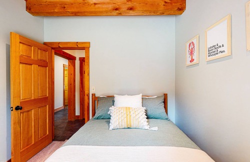 Kingfield Haus | Dazzling dog-friendly lodge with stunning views, a game room & hot tub