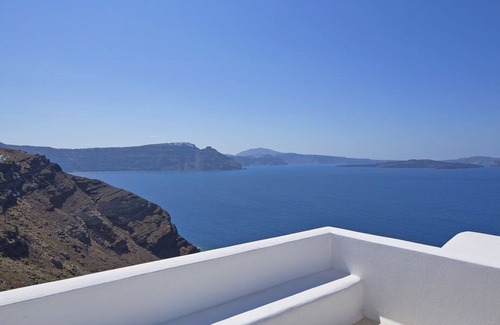Oia Villa | Dazzling Santorini Villa | 3 Bedrooms | Villa Il Vento | Heated infinity pool | Great Location with Stunning Sea Views | Modern design | Oia