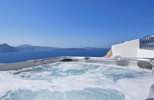 Oia Villa | Dazzling Santorini Villa | 3 Bedrooms | Villa Il Vento | Heated infinity pool | Great Location with Stunning Sea Views | Modern design | Oia