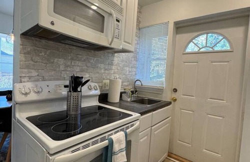 Jefferson Manor Haus | DC Suburb Home w/Parking | Near Metro & DC