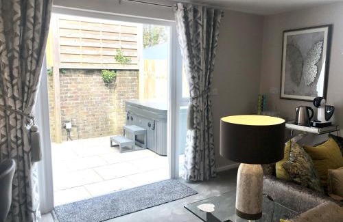 Nantgarw Haus | De Courceys Manor Suites & Cottages