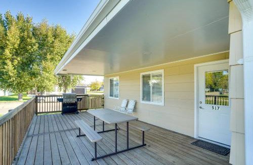 McClusky Haus | Deck and Yard Pet-Friendly McClusky Home!