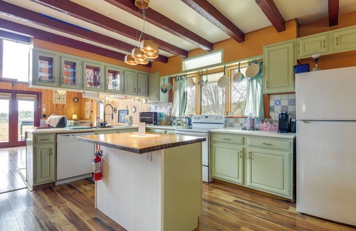 Vernon Wohnung | Deck, Mountain Views: Colorful Retreat in Vernon!