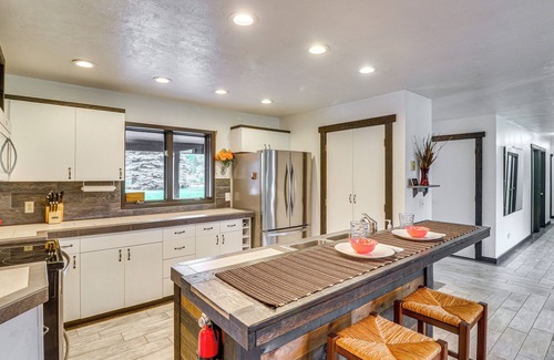 Libby Haus | Deck & Mtn Views: Libby Home on Golf Course!