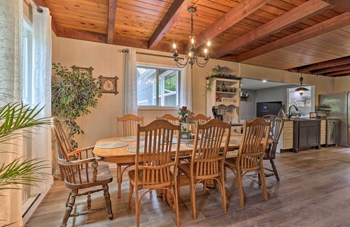 Tobyhanna Hütte | Deck + Pool Access: Welcoming Poconos Retreat