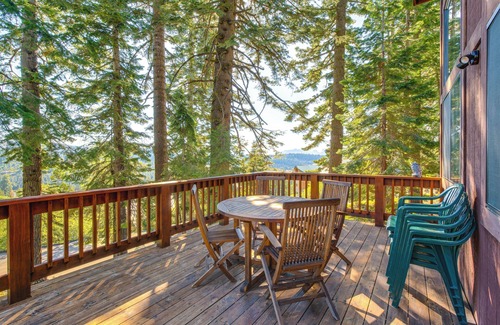 Bear Valley Kabine | 1 Mi to Skiing: Cabin w/ Deck in Bear Valley!