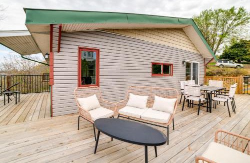 Eddyville Haus | Deck with Lake Barkley Views Spacious Family Home!
