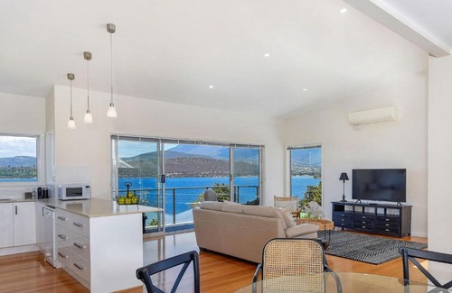 Lindisfarne Haus | Deep Blue Wow views over river city mountain