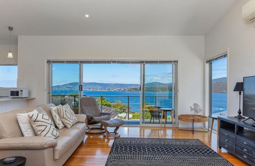 Lindisfarne Haus | Deep Blue Wow views over river city mountain
