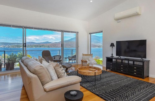Lindisfarne Haus | Deep Blue Wow views over river city mountain