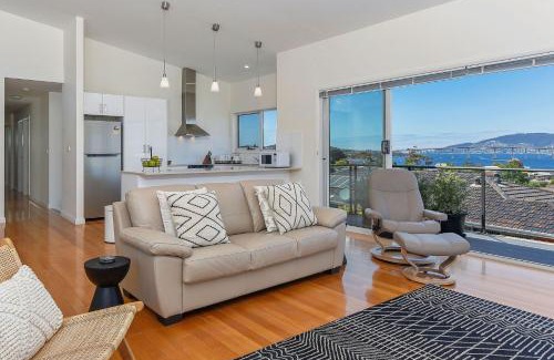 Lindisfarne Haus | Deep Blue Wow views over river city mountain