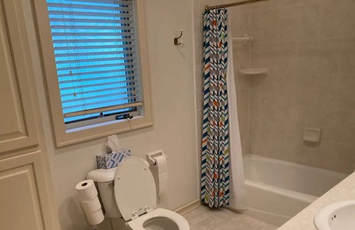 Hayburn Heights Hütte | Delafield Cottage on Lower Nemahbin Lake - Canoe & Kayak Included