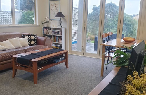 Gulf Harbour Wohnung | Delightful 1 B\R apartment. King Bed + Ensuite.