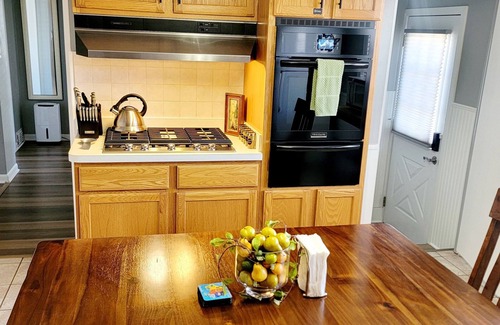 Glenview Haus | Delightful Cozy Home, 2 Bedroom, 1 full Bath, Conveniently located.