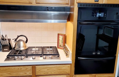 Glenview Haus | Delightful Cozy Home, 2 Bedroom, 1 full Bath, Conveniently located.