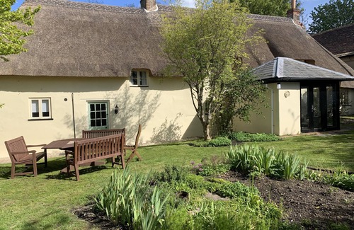 West Knighton Hütte | Delightful thatched cottage in beautiful sleepy Dorset village and countryside