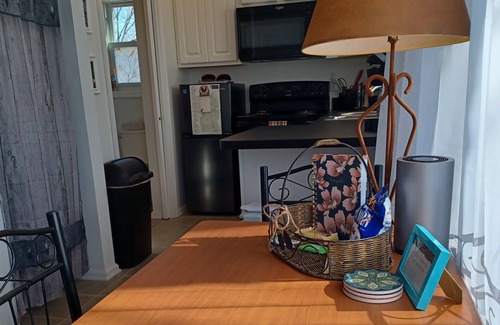 Quicksburg Hütte | Delightful Tiny Home! Great Views of Farm, Mountains
