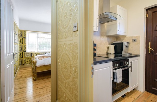 Howlett End Haus | Deluxe 2 Bed Versace HotTub SkyTV