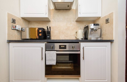 Howlett End Haus | Deluxe 2 Bed Versace HotTub SkyTV