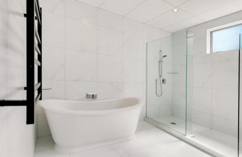 Paihia Wohnung | Deluxe 280sqm 3 bedroom with Pool Table - 200m to beach