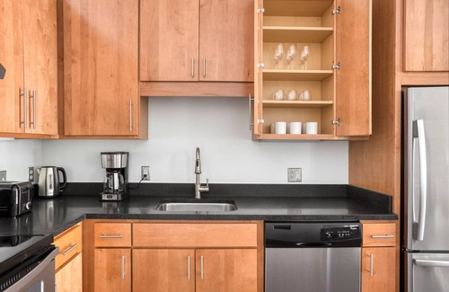 Cambridge Wohnung | Deluxe Cambridge Alewife 1BR w/ W/D, Gym & Roof, nr T, by Blueground