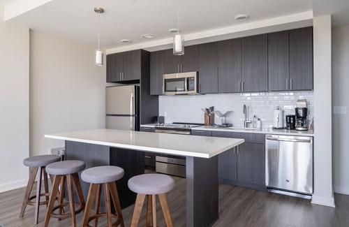 McLean Wohnung | Deluxe Fairfax 1BR w/ Elevator & Pool, nr Bus Stops, by Blueground