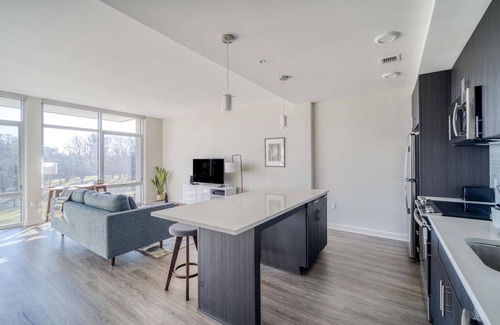 McLean Wohnung | Deluxe Fairfax 1BR w/ Elevator & Pool, nr Bus Stops, by Blueground