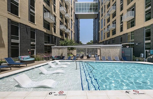 McLean Wohnung | Deluxe Fairfax 1BR w/ Elevator & Pool, nr Bus Stops, by Blueground