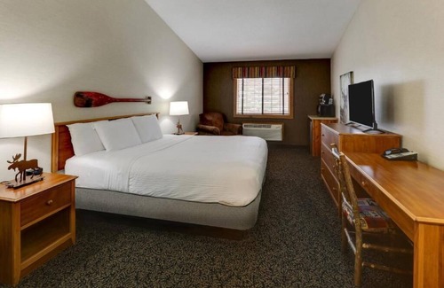 Quincy Hotel | Deluxe King at Stoney Creek Inn Quincy