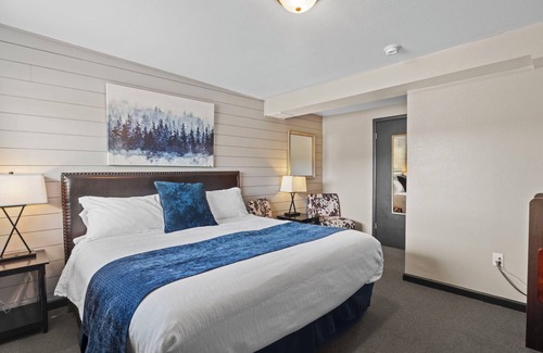 Lava Hot Springs Hotel | Deluxe King bedroom (river access)