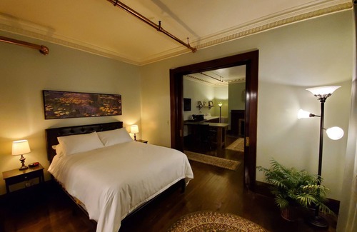 Laurium Hotel | Deluxe Queen with Private Deck