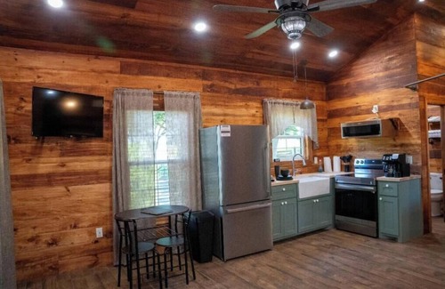 Broussard Kabine | Deluxe Rustic Tiny Cabin