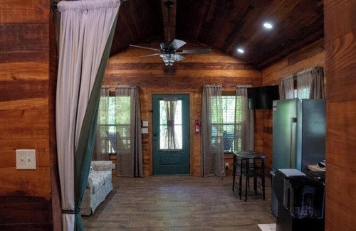 Broussard Kabine | Deluxe Rustic Tiny Cabin