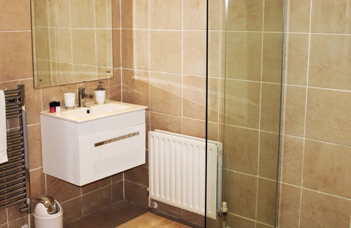 Knutsford Hütte | Denfield Cottage · Reethaus mit Charme plus Nebengebäude