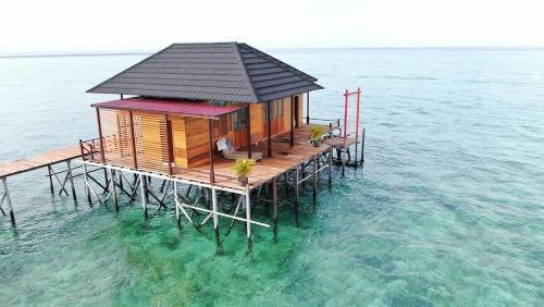 Pulau Derawan Villa | Derawan Fisheries Cottage