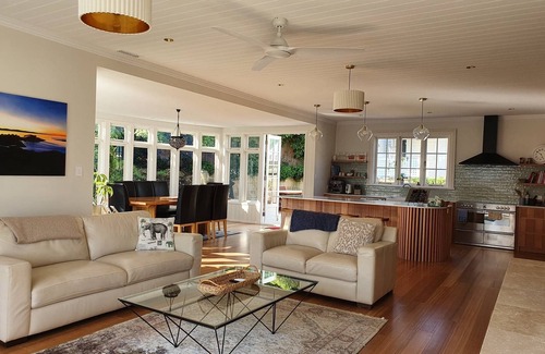 Lindisfarne Haus | Derwent River Villa - Absolute Waterfront, Hobart