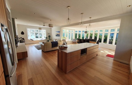 Lindisfarne Haus | Derwent River Villa - Absolute Waterfront, Hobart