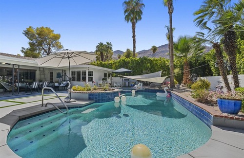 Tahquitz River Estates Haus | Desert Flamingo House