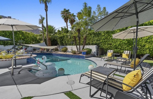 Tahquitz River Estates Haus | Desert Flamingo House